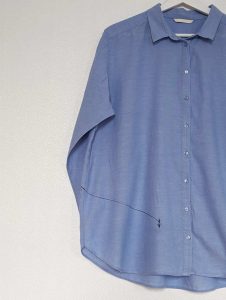 chemise unie bleue customisée manches longues
